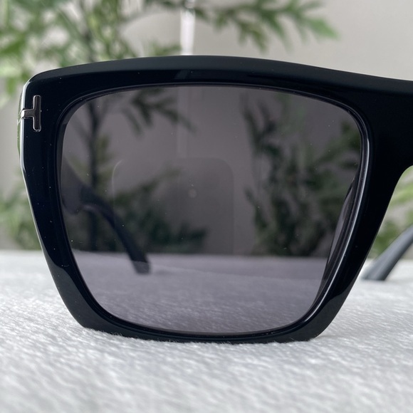 Tom Ford Alberto Polarized Square Sunglasses (TF1077N, Black/Gray) - Picture 8 of 16